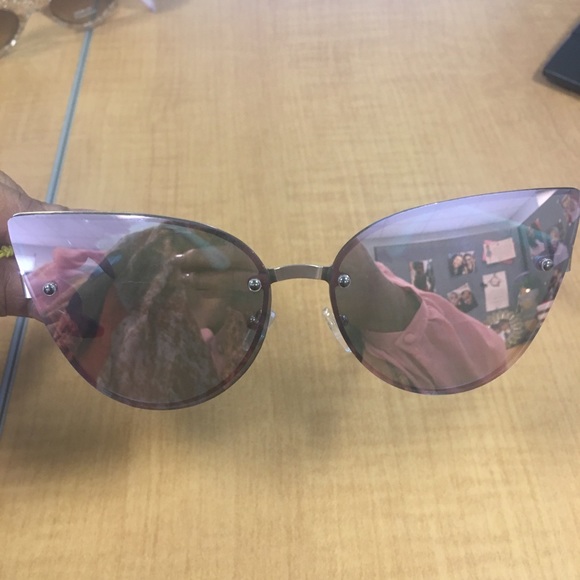 😍🙌🏽✨Robin Ruth Sunglasses 🕶 - Picture 5 of 6